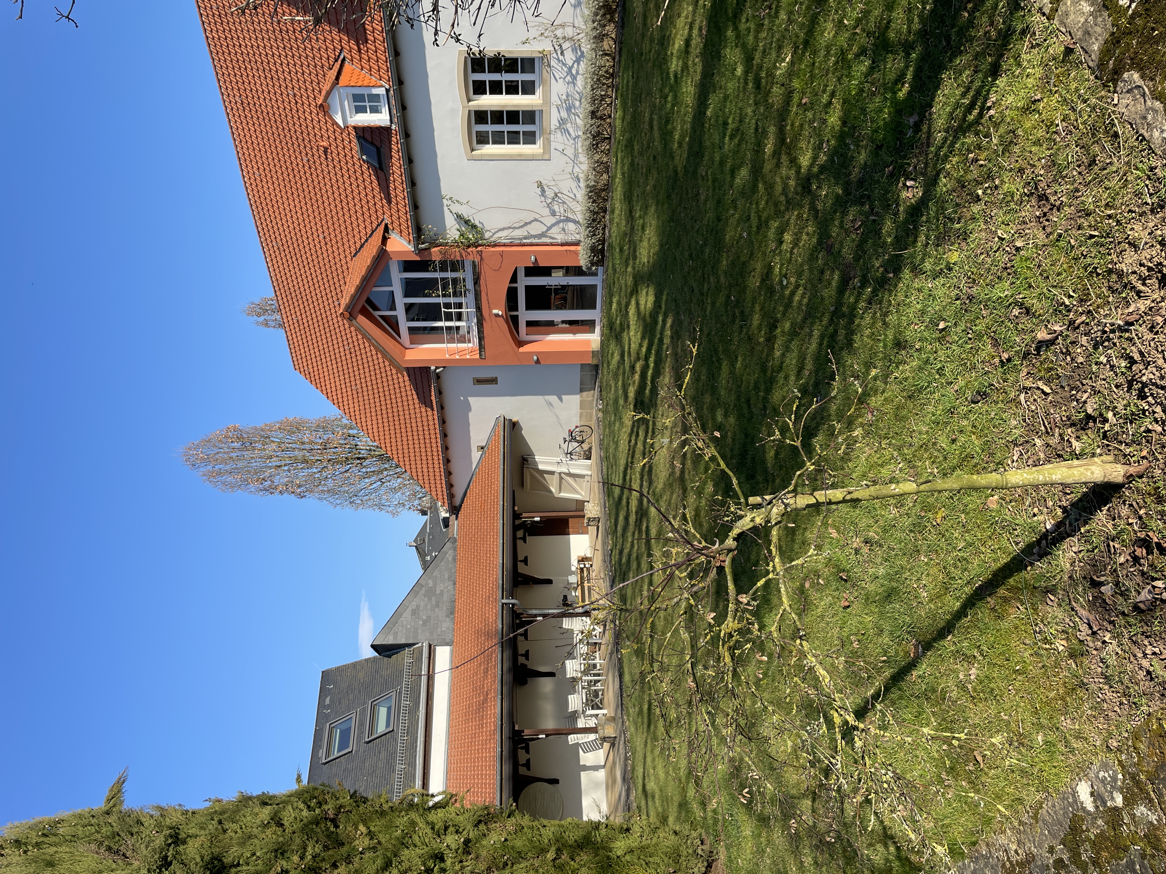 Grande terrasse et préau couvert